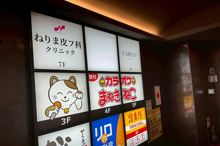 エレベータ前